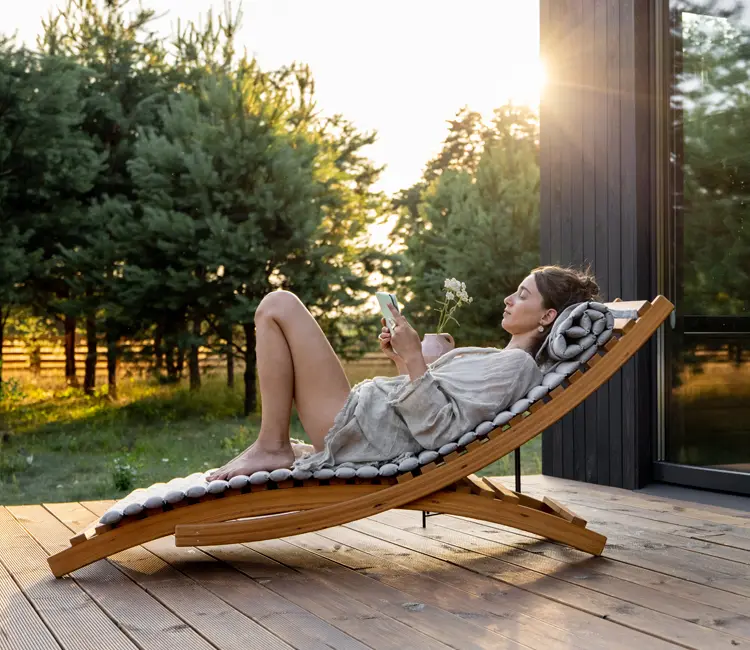 Une femme se détend dans un transat sur une terrasse